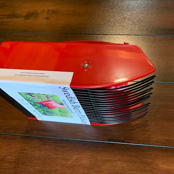 Swedish berry picker - Picture 3 of 3